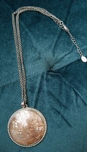 beutiful pink irdadescent cookie lee necklace